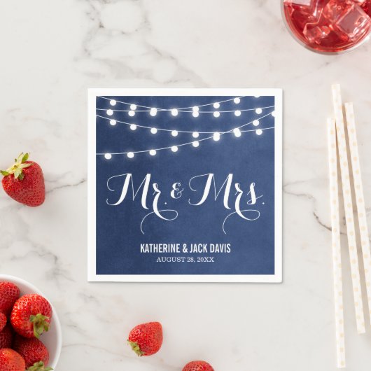 Marineblauwe String Lights Bruiloft Monogram Servet (Insitu)