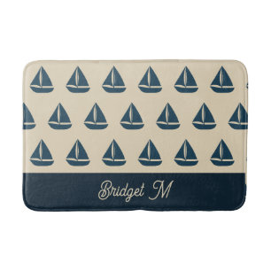 marineblauwe zeilboot & Monogram Beige kusthuis Badmat