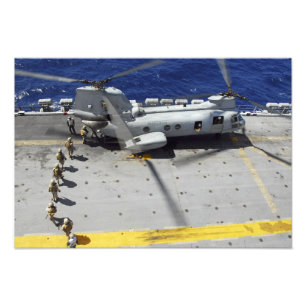 Marines aan boord van een CH-46E Zee Knight-heliko Foto Afdruk