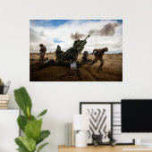 Marines Fire a M777-A2 Howitzer Poster (Thuiskantoor)