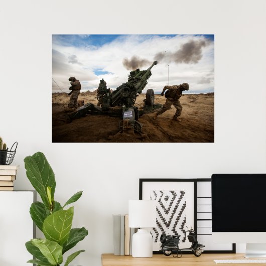 Marines Fire a M777-A2 Howitzer Poster (Thuiskantoor)