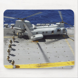 Mariniers aan boord van een CH-46E Zee Knight-heli Muismat