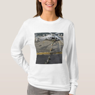 Mariniers bereiden zich voor op een MH-60S T-shirt