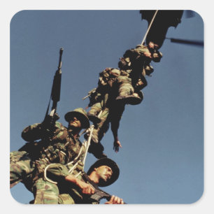 Mariniers op een SPIE RIG. een touwapparaat dat Vierkante Sticker