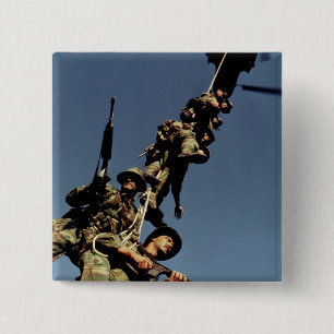Mariniers op een SPIE RIG. een touwinrichting die Vierkante Button 5,1 Cm