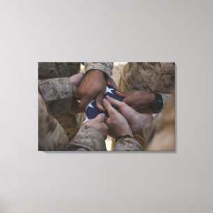 Mariniers vouwen een Amerikaanse vlag Canvas Afdruk
