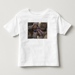 Mariniers vouwen een Amerikaanse vlag Kinder Shirts