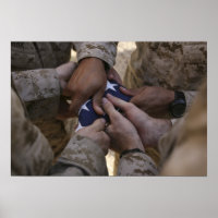 Mariniers vouwen een Amerikaanse vlag