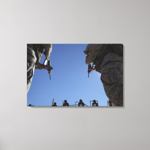 Mariniers wisselen tijdschriften om te vuren canvas afdruk