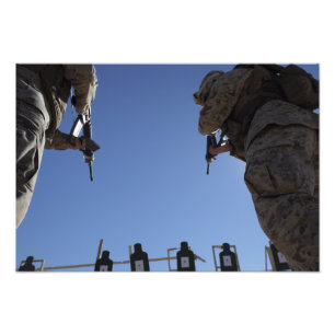 Mariniers wisselen tijdschriften om te vuren foto afdruk