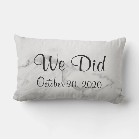 Marmer "We hebben het gedaan" Monogrammed Outdoor Buitenkussen (Achterkant)