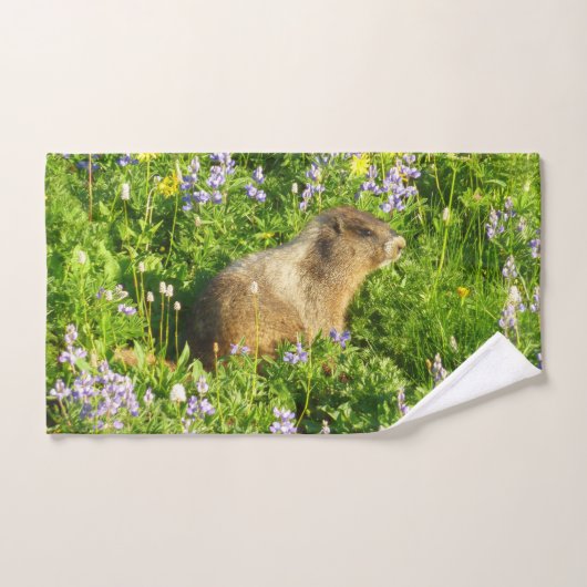 Marmot dans le Mont Rainier Fleurs sauvages (Serviette à main)