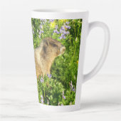 Marmot in Mount Rainier Wildbloemen Latte Mok (Rechts)