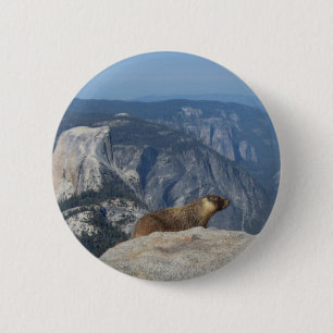 Marmot kijkt half koepel van wolkenrust over - Yo Ronde Button 5,7 Cm