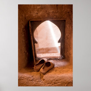 Marokkaanse schoenen bij het raam poster