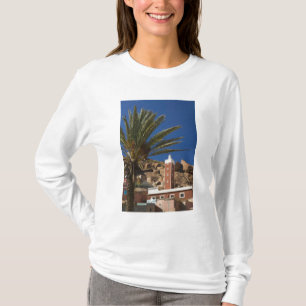 MAROKKO, Anti Atlas, TAFRAOUTE gebied: ADAI, Rood T-shirt