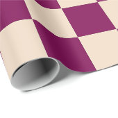 Maroon and beige checkerboard pattern cadeaupapier (Rol Hoek)