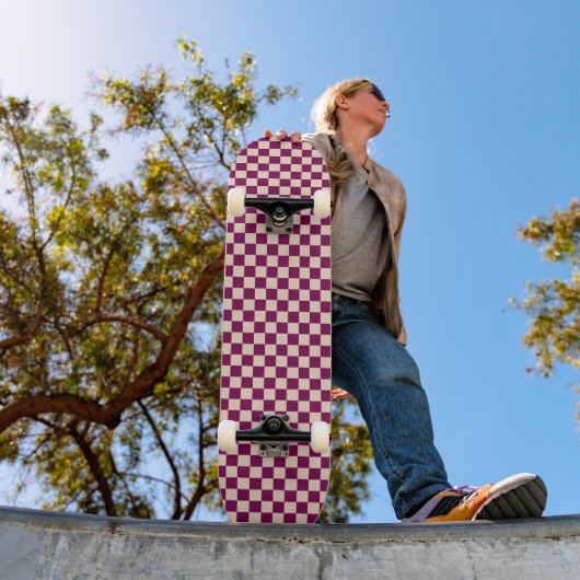 Maroon and beige checkerboard pattern skateboard (Buiten 1)