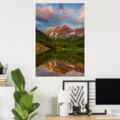 Maroon Bells Weerspiegelen in Rustige Maroon Lake Poster (Thuiskantoor)