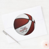 maroon blanke jongens basketbalteam kleuren ronde sticker (Envelop)