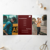 Maroon Bold AFSTUDEREN Letters en Pet Afstuderen Drieluik Aankondiging (Binnen)