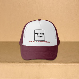 Maroon Business Brand op Trucker Hat Pet