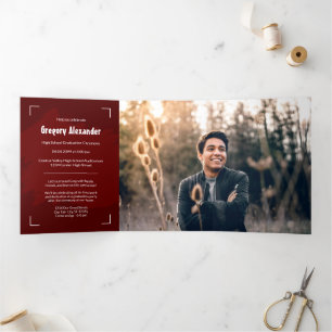 Maroon Edgy Abstract Afstuderen penseelfoto pensee Drieluik Uitnodiging