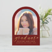 Maroon Gold Arch Photo Faire-part de graduation (Debout devant)