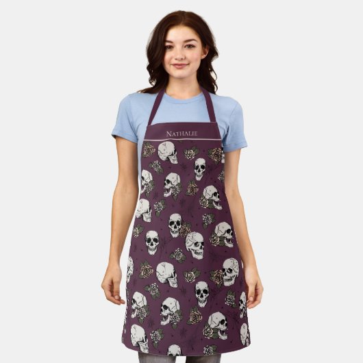 Maroon Gotische Schedels en Rozen Custom Name Schort (Gedragen)