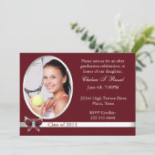 Maroon Graduation Photo invitation de la fête (Debout devant)