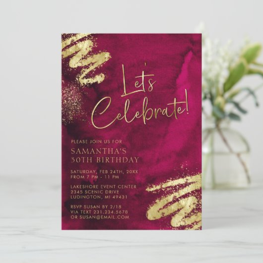 Maroon Rood en Goud Verjaardag Uitnodiging (Staand voorkant)