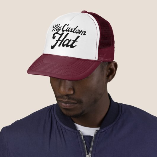 MAROON & WIT Custom Trucker Hoed Mesh Cap Blanco Pet (In situ)