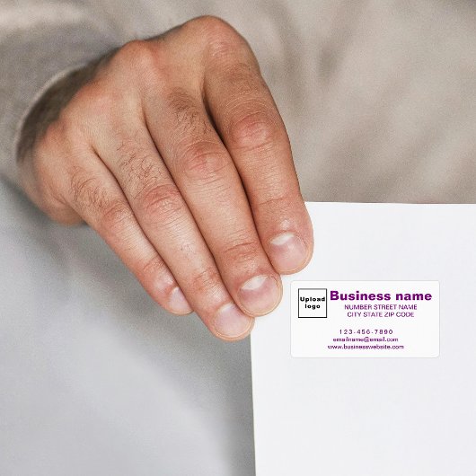 Marque commerciale en texte violet sur étiquette d