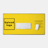 Marque commerciale sur tapis de bureau jaune (Clavier et souris)