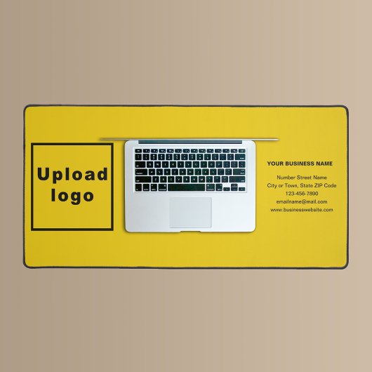 Marque commerciale sur tapis de bureau jaune