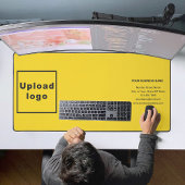 Marque commerciale sur tapis de bureau jaune