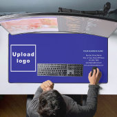 Marque d'affaires sur Blue Desk Mat