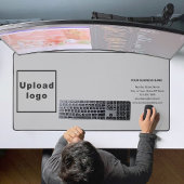 Marque d'affaires sur le mat de bureau gris