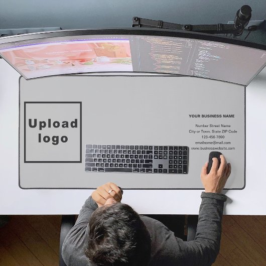 Marque d'affaires sur le mat de bureau gris