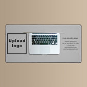 Marque d'affaires sur le mat de bureau gris