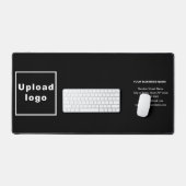 Marque d'affaires sur le tapis noir de bureau (Clavier et souris)