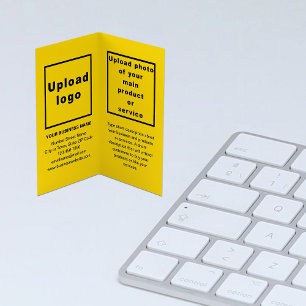Marque et produit sur carte de visite jaune pliée
