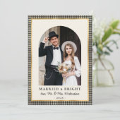 Married and Bright Arch Photo Black Gold Plaid Feestdagenkaart (Staand voorkant)