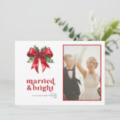 Married & Bright Red Bow Holly Pas getrouwd Foto Feestdagenkaart (Staand voorkant)
