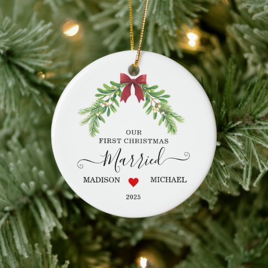  Married First Christmas Mistletoe Holiday Keramisch Ornament (Boom)