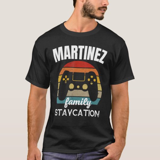 Martinez Familie Staycation Video Game Vakantie T-shirt (Voorkant)