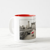 Marty Mouse op de Mok van de Brooklyn Bridge - Roo (Voorkant links)