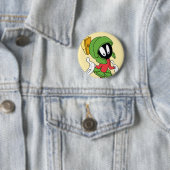 MARVIN THE MARTIAN™ Shrug Ronde Button 5,7 Cm (In situ)