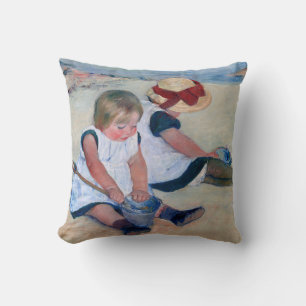 Mary Cassatt Kinderen spelen op het strand 1884 Kussen
