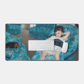 Mary Cassatt - klein meisje in een blauwe stoel Bureaumat (Keyboard & Muis)